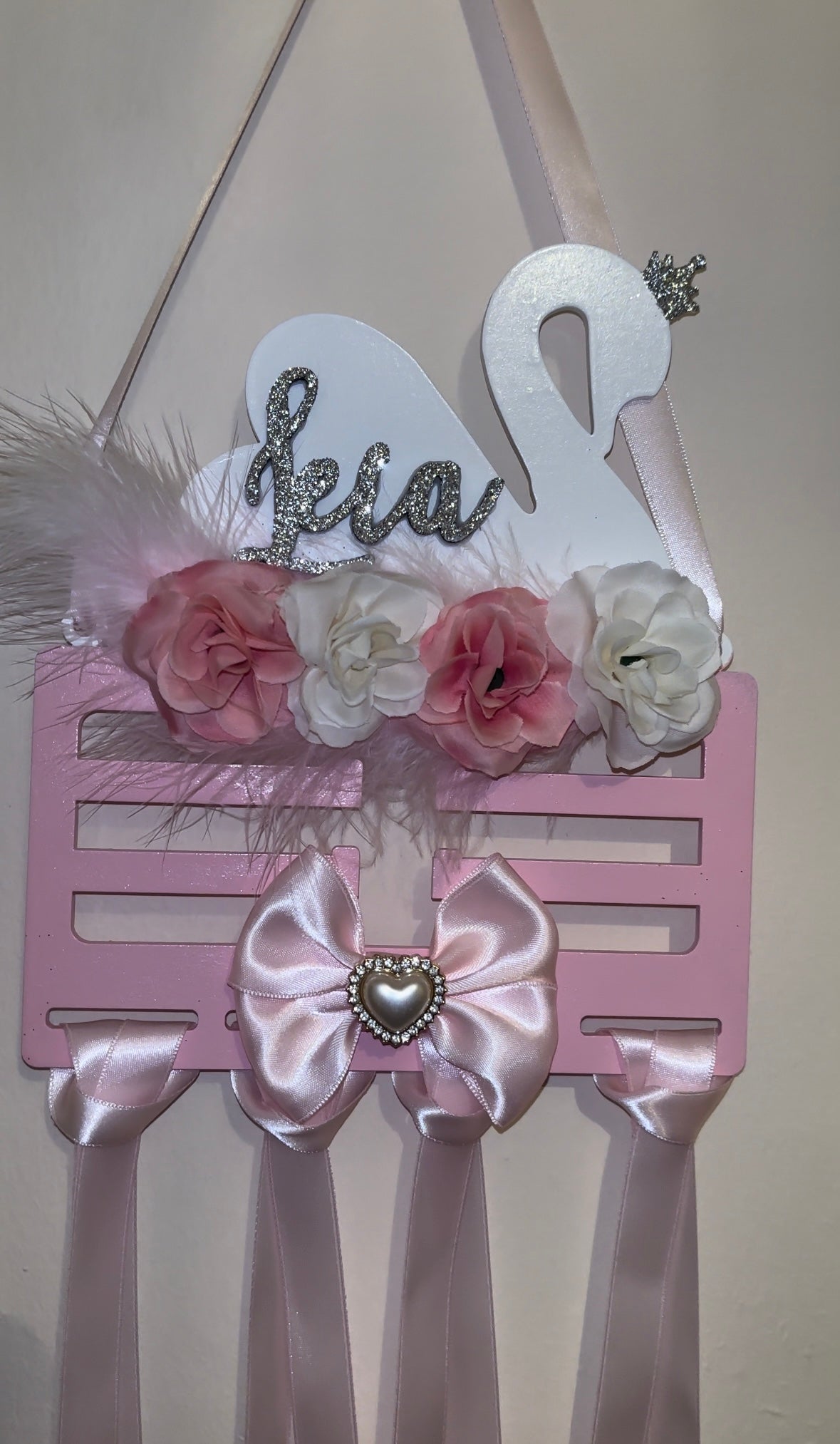 Swan bow holder